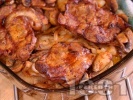 Рецепта Крехки печени свински вратни пържоли без кост на фурна с гъби и лук в йенско стъкло (тенджера, тава, йена глас)